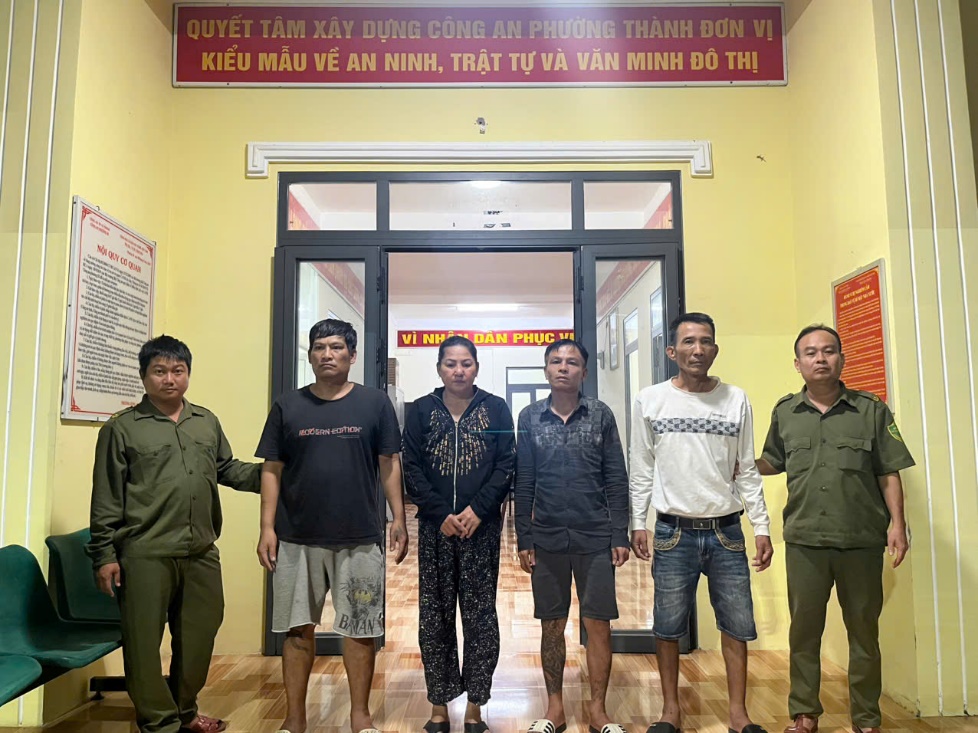 Các đối tượng tại trụ sở Công an phường - Ảnh: Công an Cần Thơ