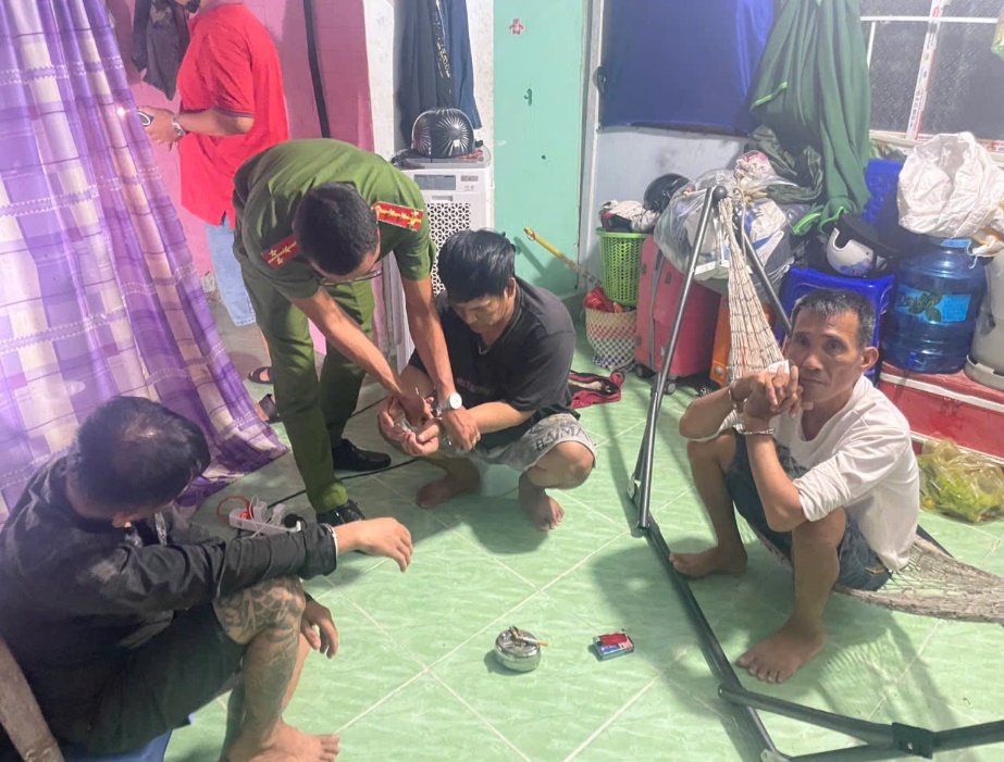 Các đối tượng tại hiện trường (đối tượng Châu Phi Hổ áo màu trắng) - Ảnh: Công an Cần Thơ