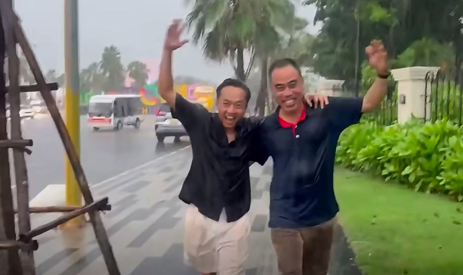 Cường Đô La tắm mưa cùng bạn.