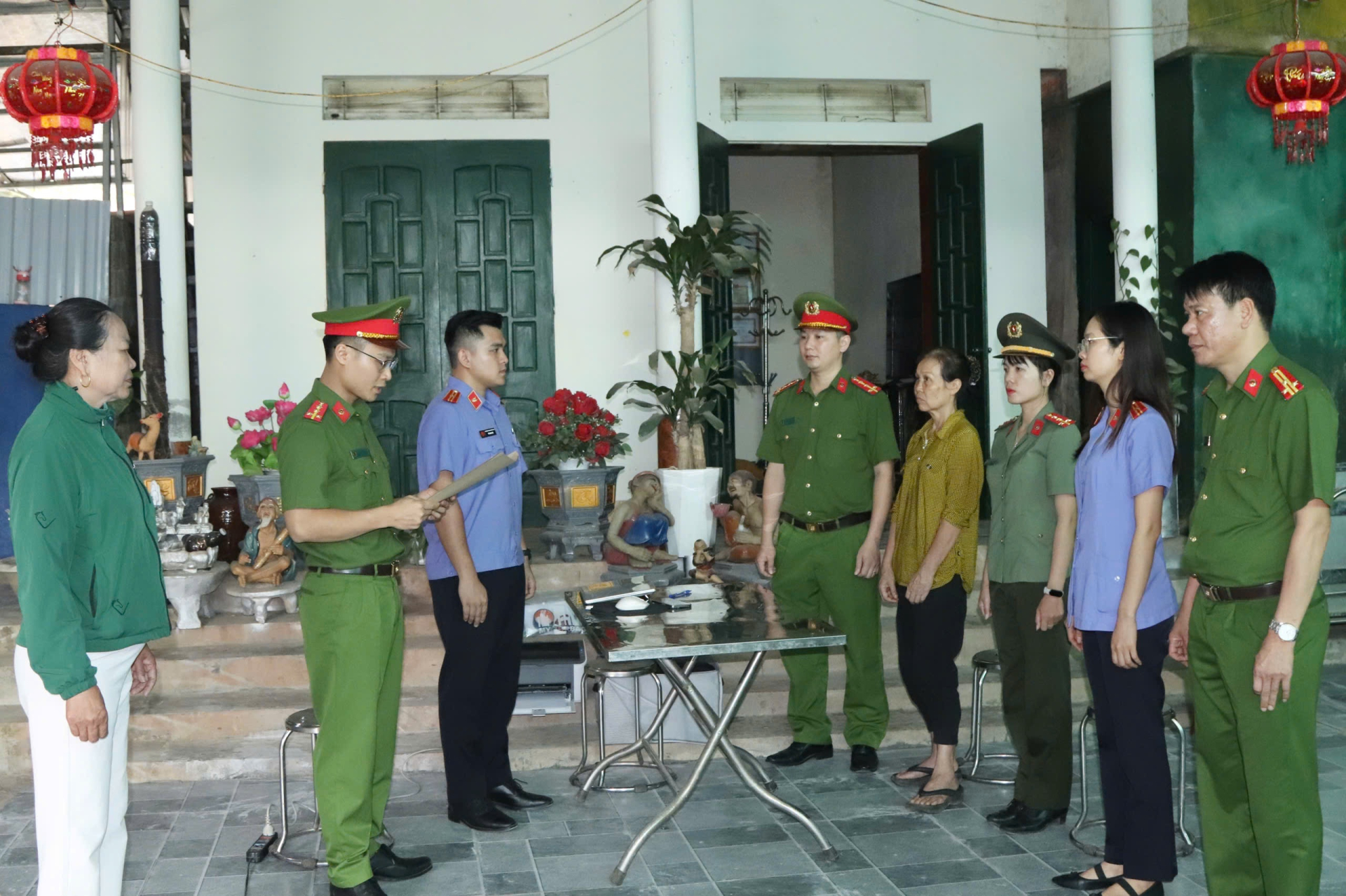 Lực lượng chức năng tiến hành khám xét chỗ ở của Tưởng Thị Hoè - Ảnh: Công an Sơn La