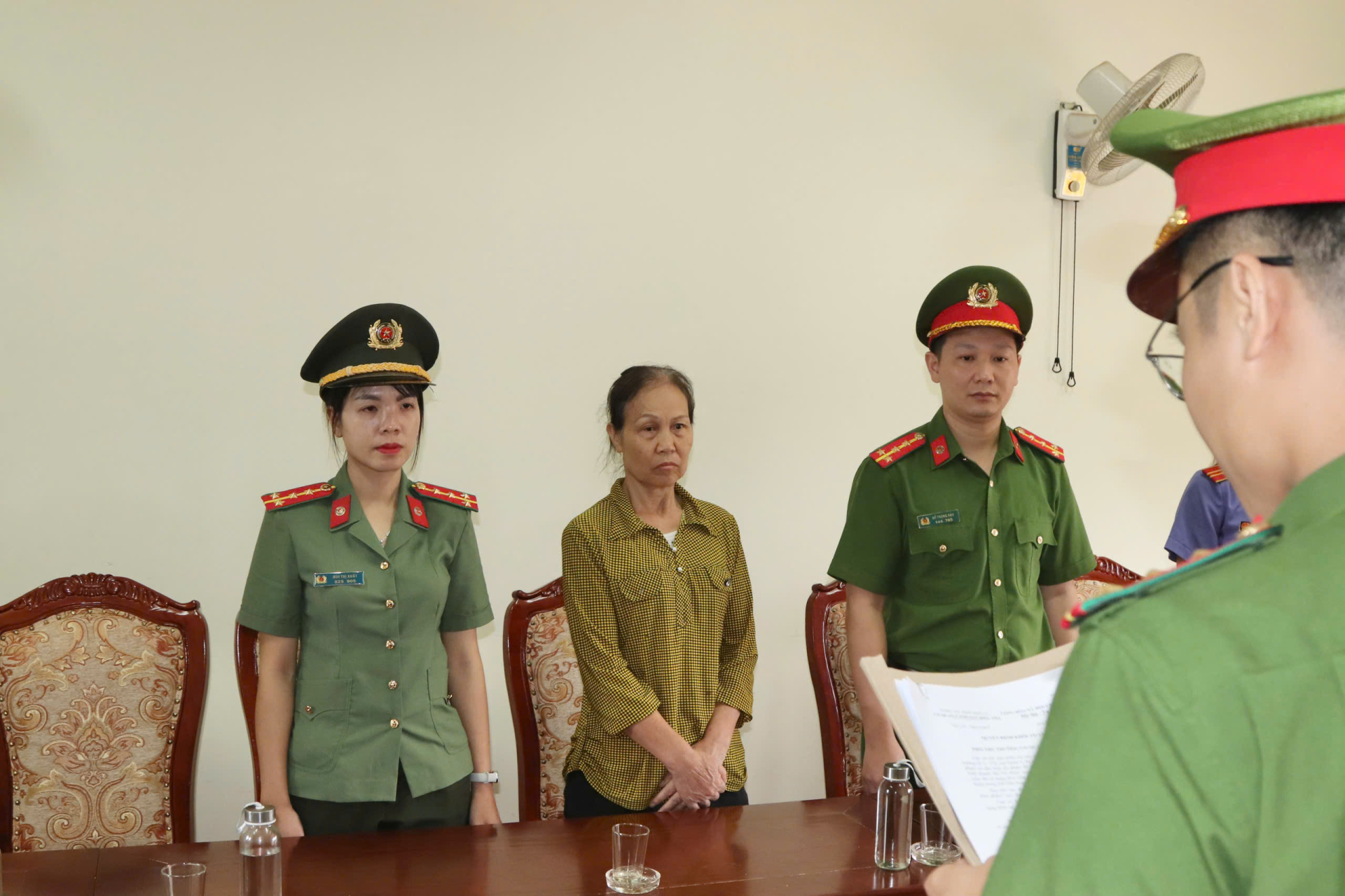 Tưởng Thị Hoè tại Cơ quan Công an - Ảnh: Công an Sơn La