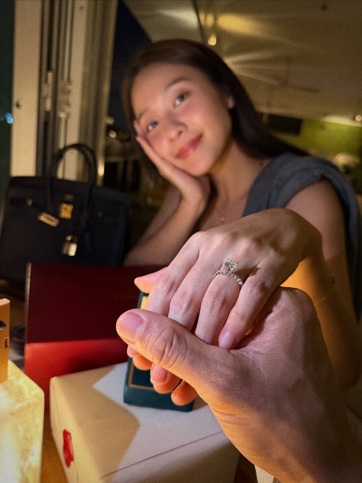 Khả Ngân nhận lời cầu hôn của Nhan Phúc Vinh.