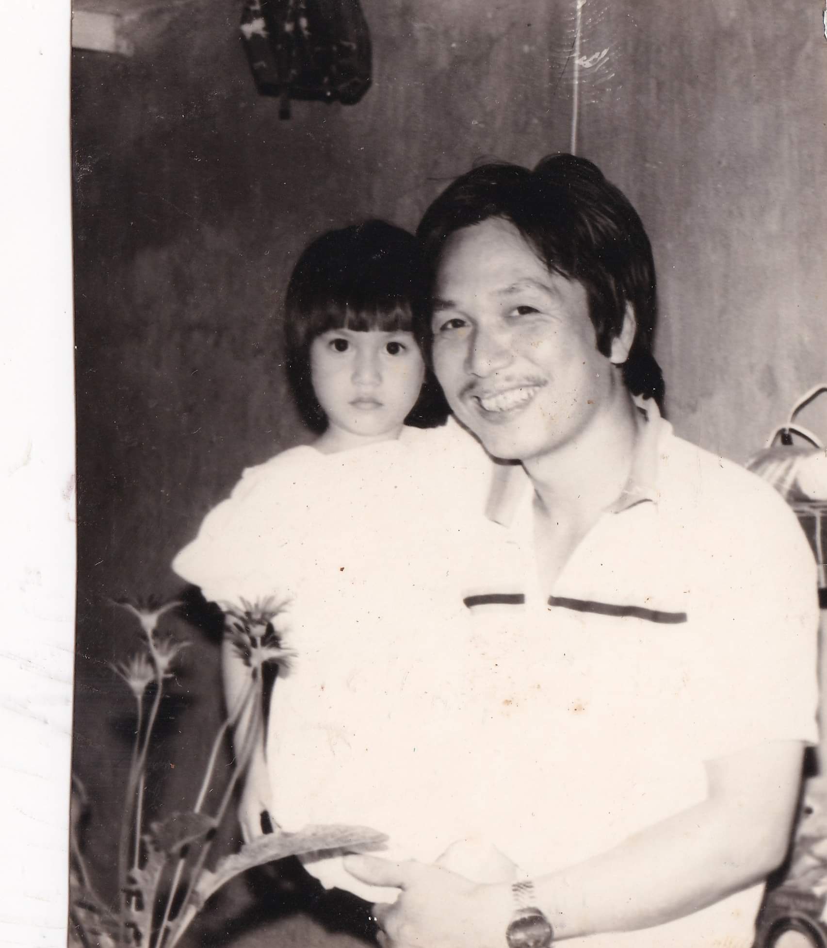 Giáng Hương lúc còn nhỏ trong vòng tay cha.