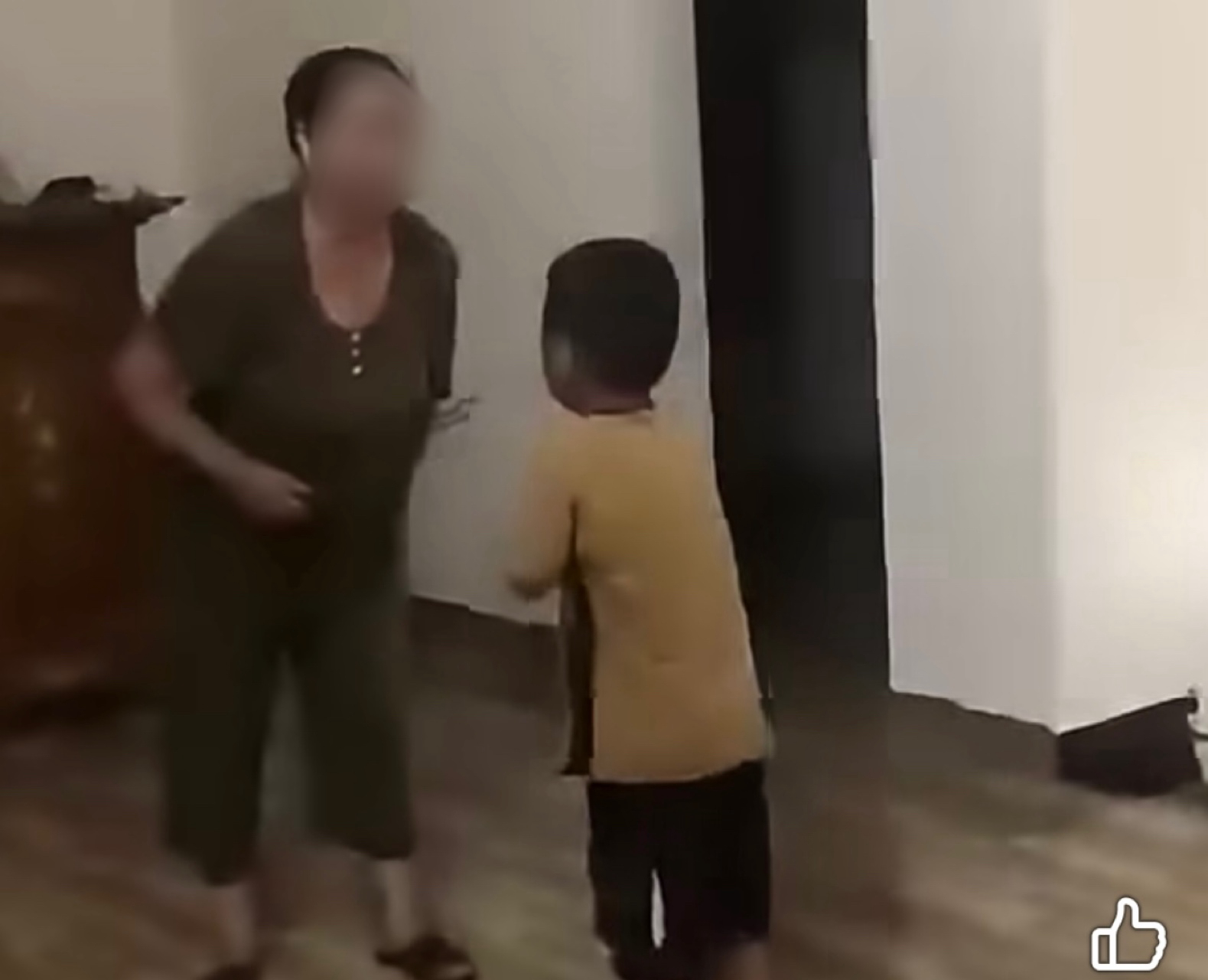 Người bà dùng roi vụt tới tấp vào người cháu nhỏ. (Ảnh: Cắt từ clip)