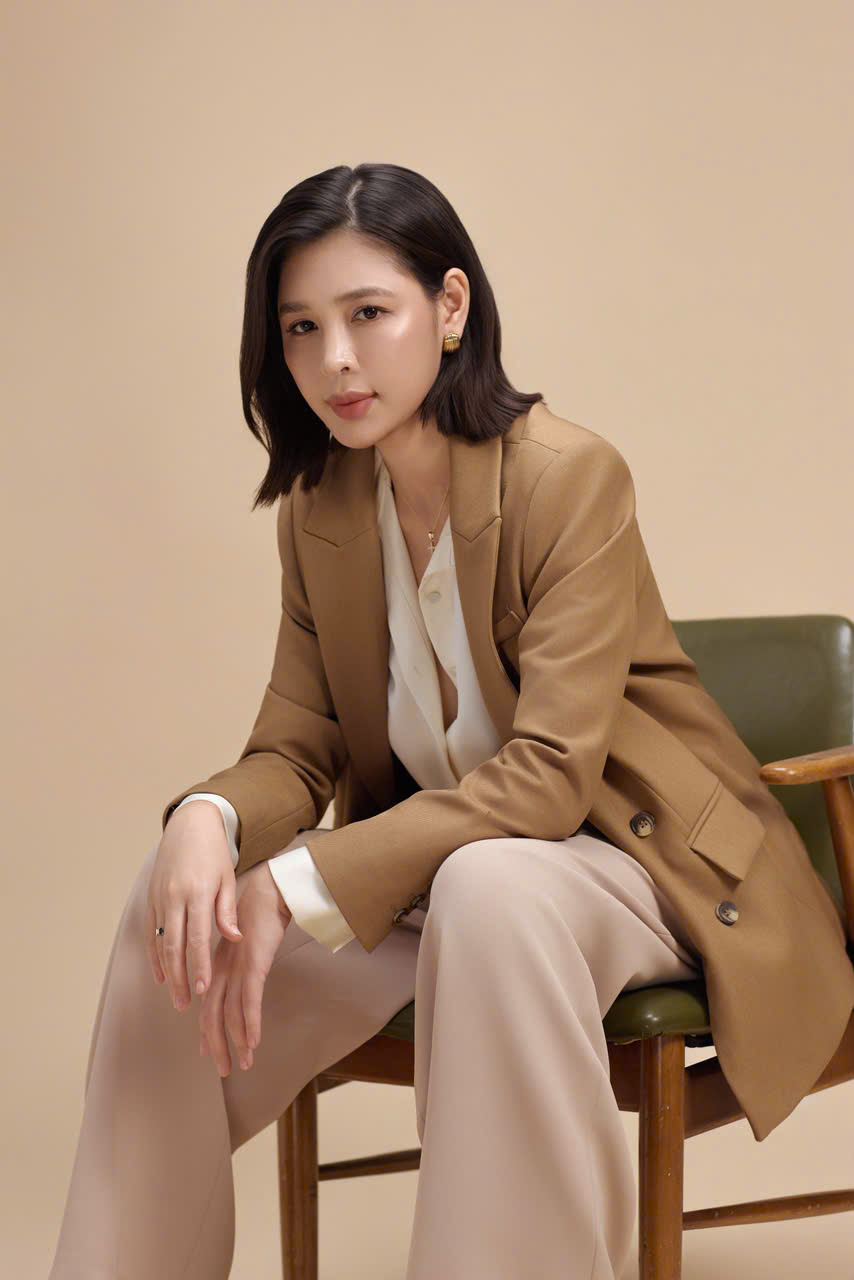 Không chỉ được chú ý bởi văn chương, ngoại hình của Linh Lê cũng từng khiến những người thân thiết dành cho cô những so sánh thú vị. Ca sĩ Đồng Lan, một người bạn của nữ nhà văn, từng gọi cô là