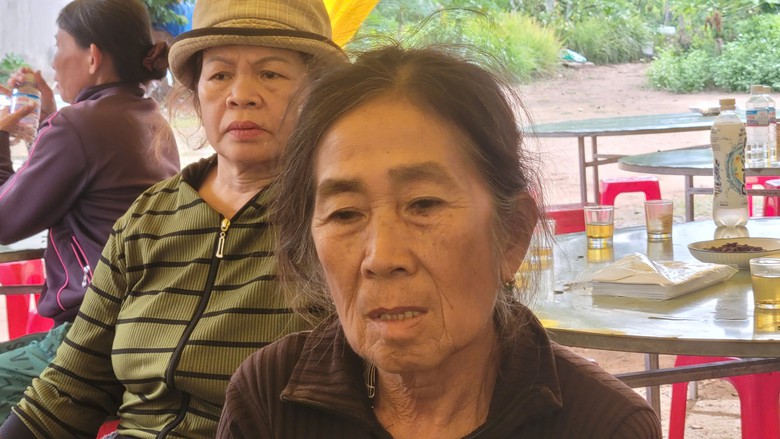 Bà Đinh Thị Thắm trong tang lễ của con gái út. (Nguồn ảnh: Báo Xây dựng)