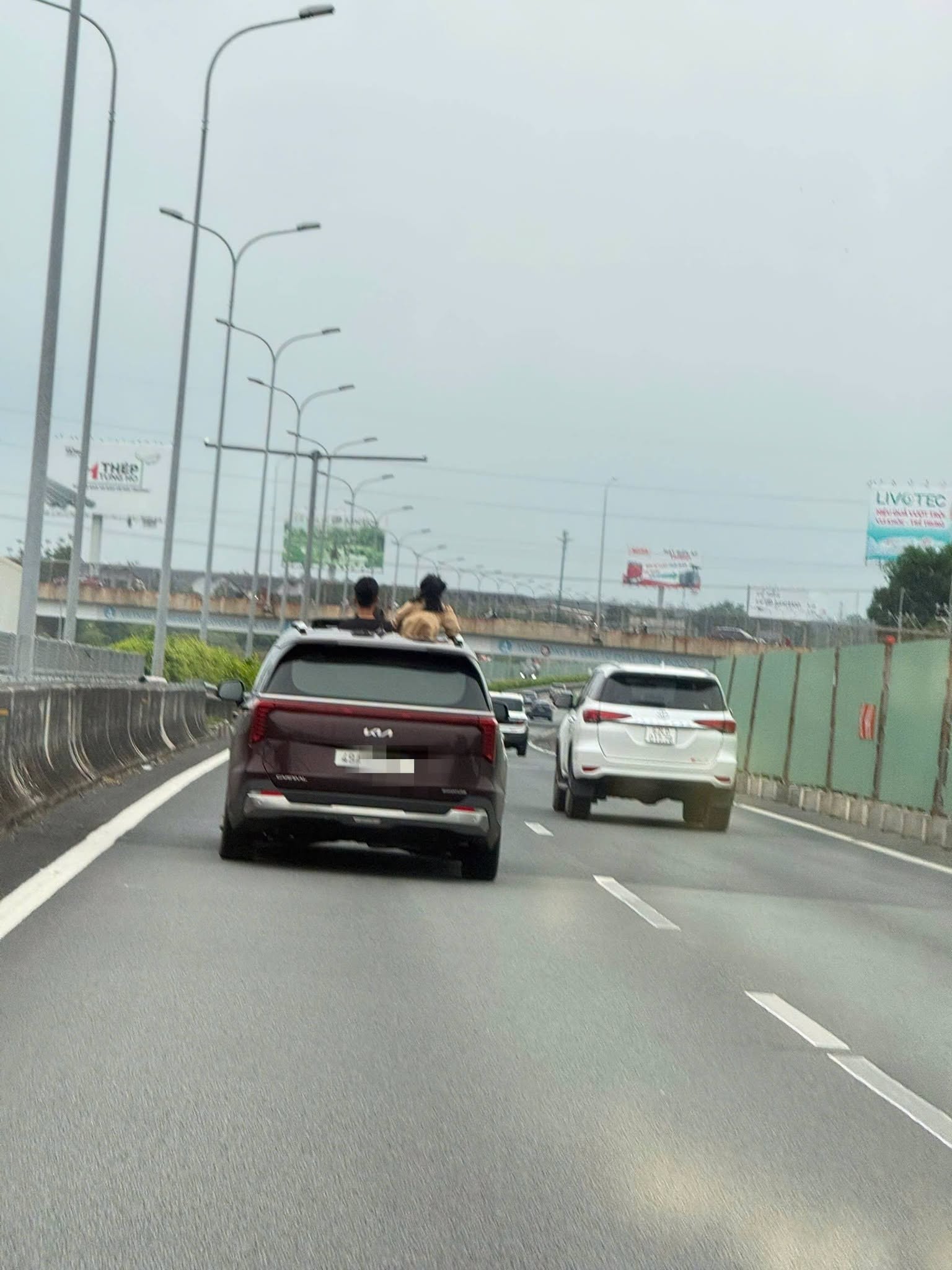 Nữ tài xế đã để 2 trẻ em thò đầu ra ngoài qua cửa sổ trời.