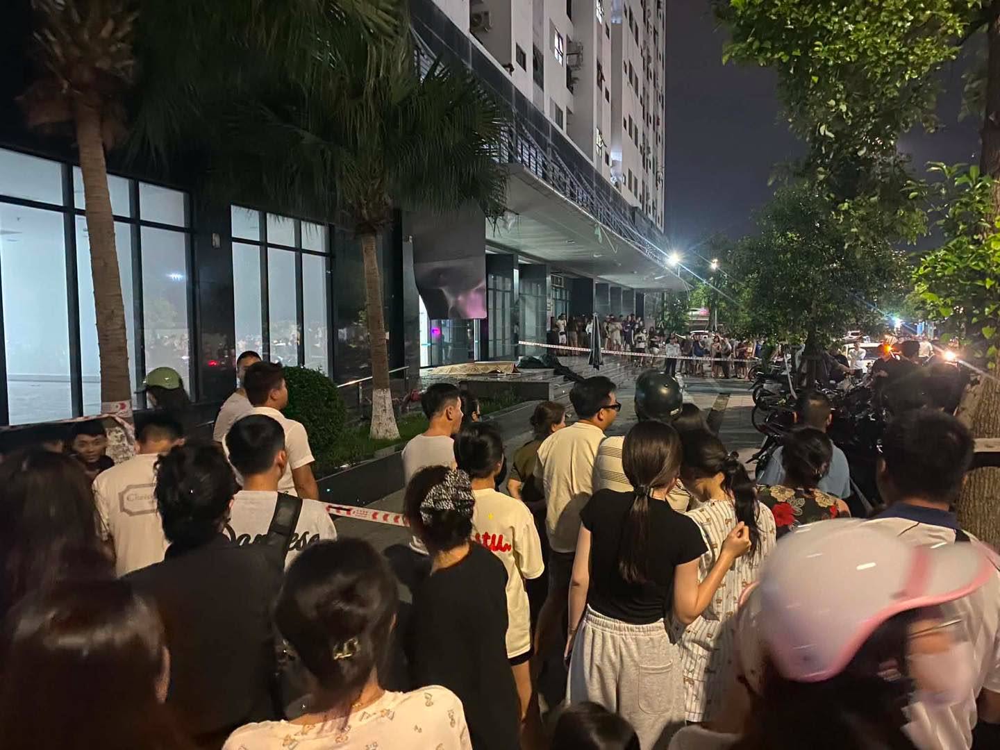 Rất đông người dân tập trung trước sảnh chung cư HH3 để theo dõi vụ việc. (Nguồn ảnh: Page Hải Phòng)