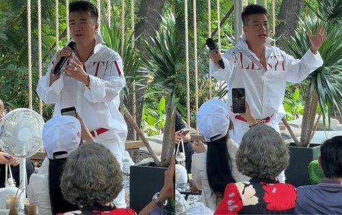 Đàm Vĩnh Hưng thường xuyên tới quán hát miễn phí phục vụ khách.