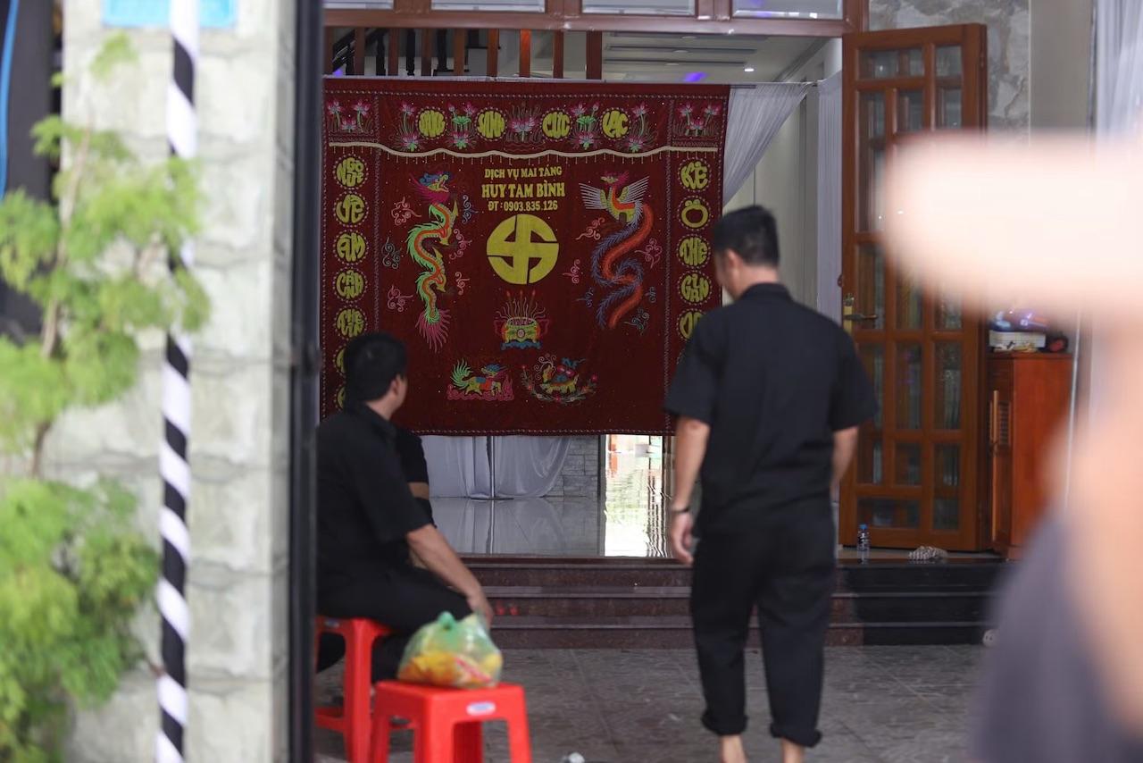 Người thân, hàng xóm chuẩn bị tang lễ cho các nạn nhân xấú số. (Ảnh: Tiền Phong) 