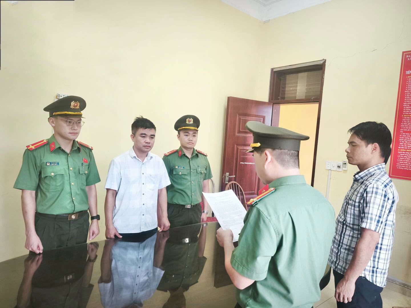 Cơ quan điều tra đọc các quyết định - Ảnh: Công an Tuyên Quang