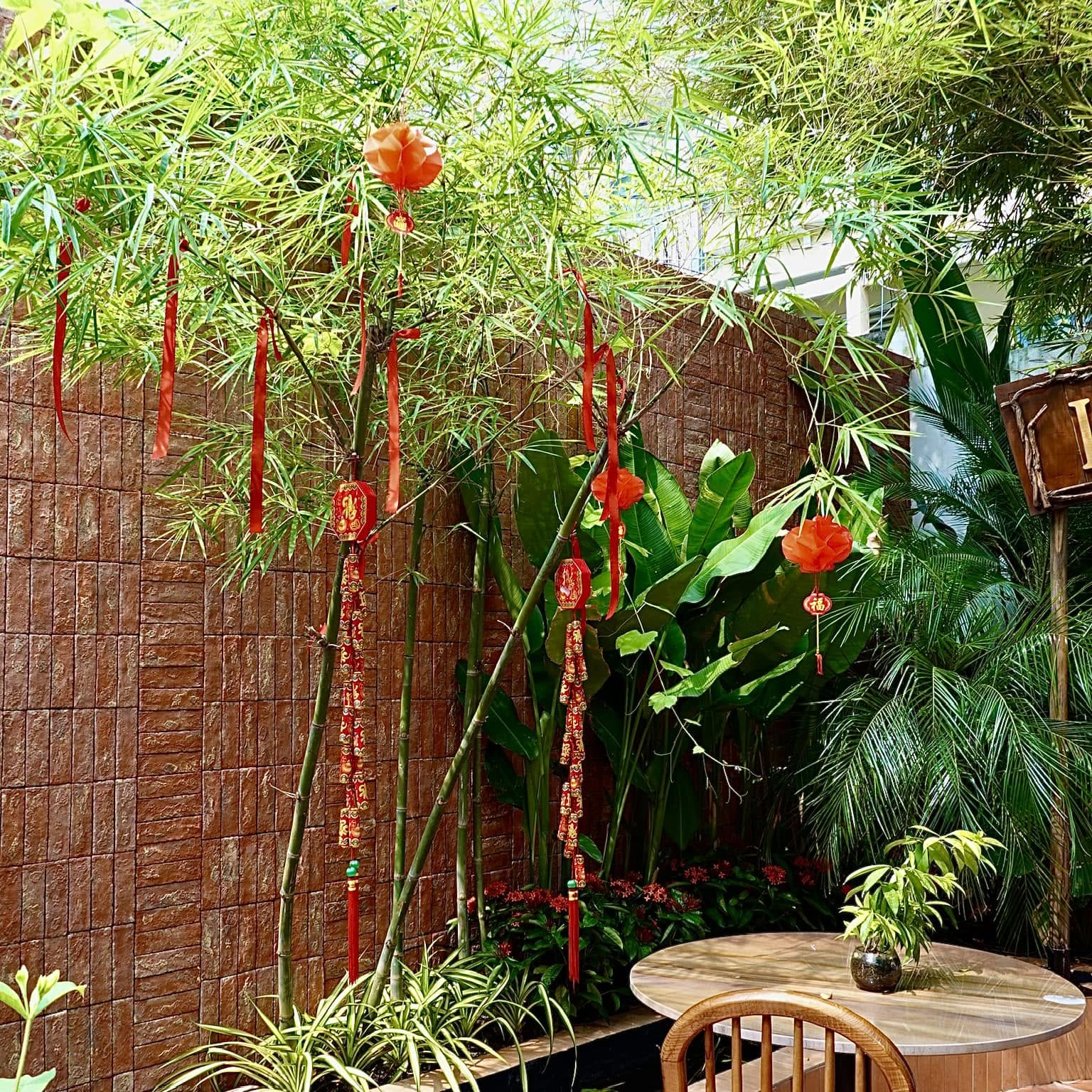 Không gian rộng rãi, mang phong cách đồng quê trong nhà hàng của vợ chồng Tuấn Hưng
