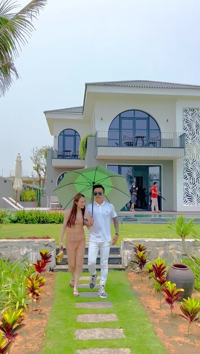 Biệt thự Tuấn Hưng bỏ lại Việt Nam sau khi đưa vợ con sang Mỹ sống
