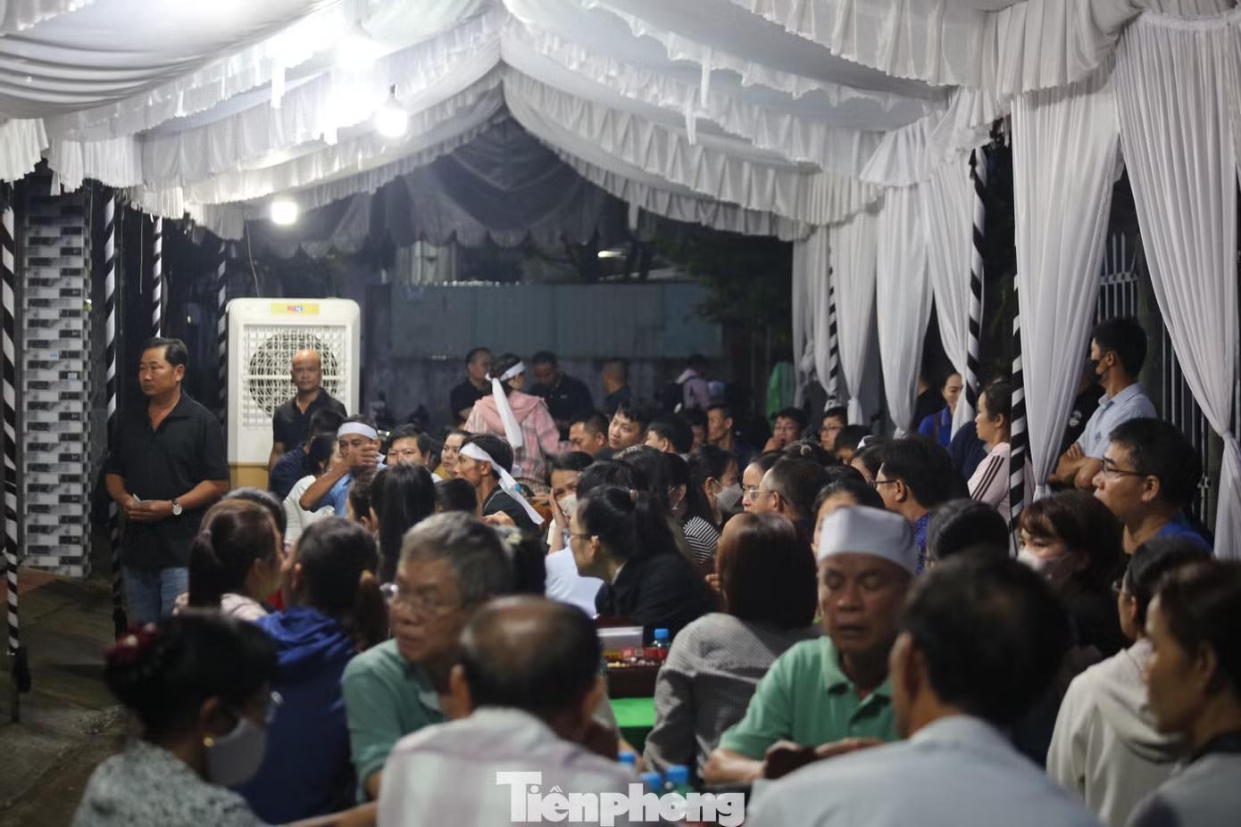 Rất đông người dân đến chia buồn với gia đình nạn nhân - Ảnh: Tiền Phong