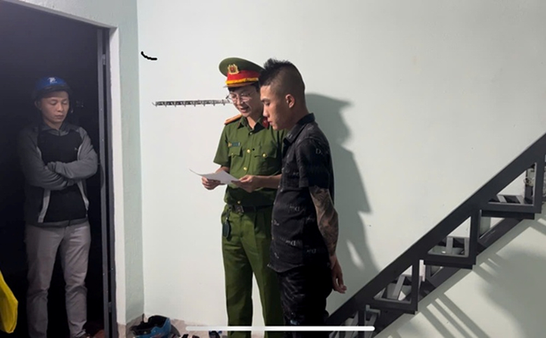 Cơ quan Cảnh sát điều tra thi hành lệnh khám xét nơi ở của đối tượng - Ảnh: Công an Đắk Lắk