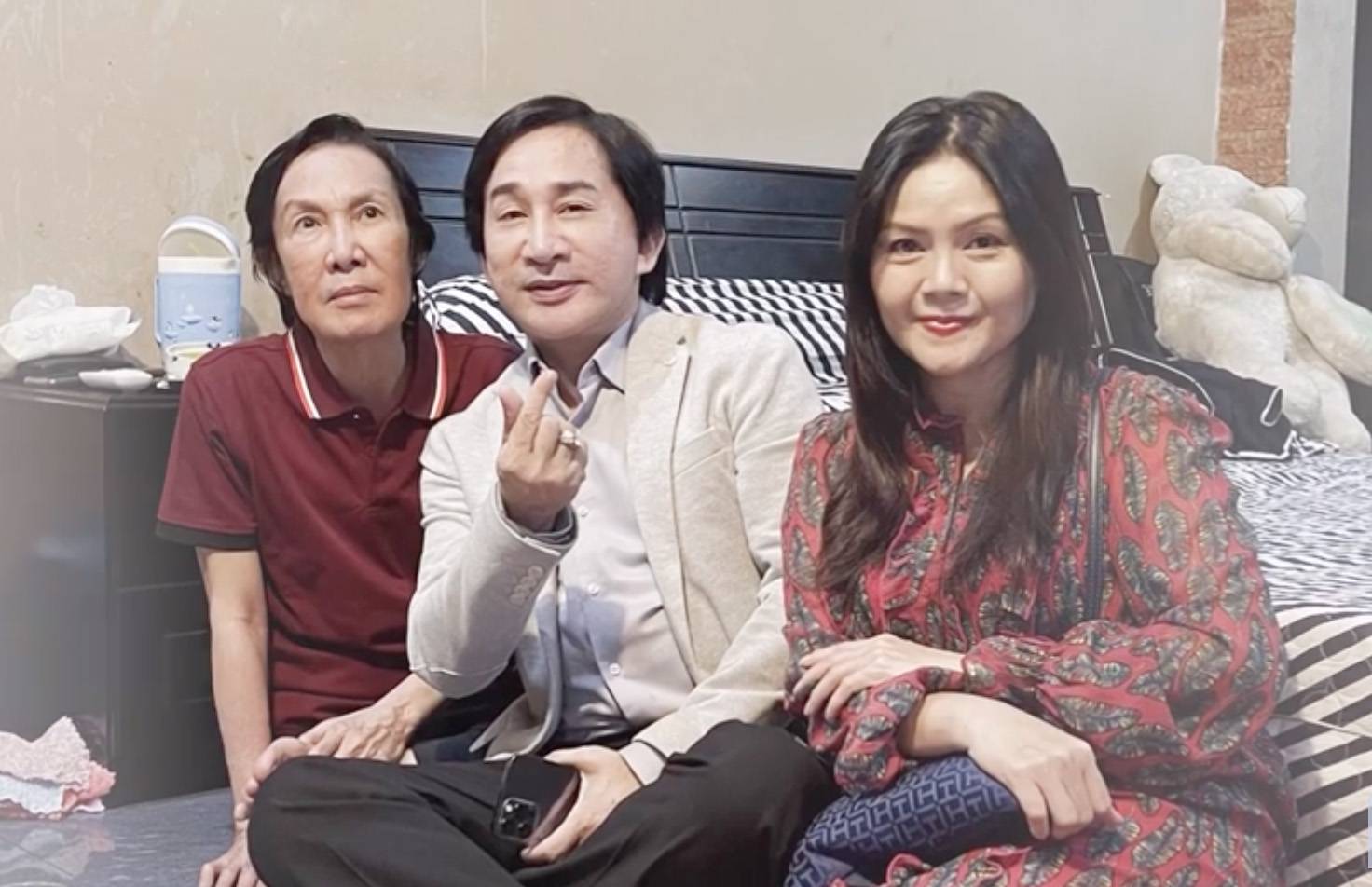 Ảnh kỷ niệm của vợ chồng Kim Tử Long bên cố nghệ sĩ Vũ Linh.