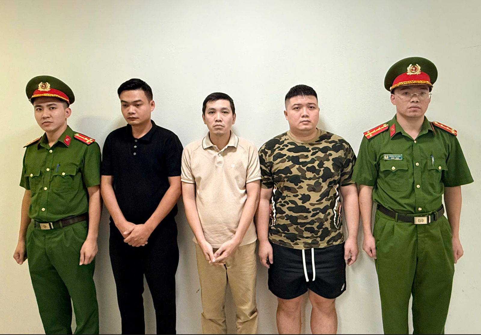 Các đối tượng bị triệu tập đến cơ quan Công an để làm việc - Ảnh: Công an Thanh Hóa