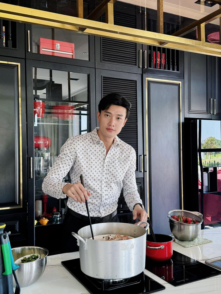 Không chỉ là diễn viên nổi tiếng, Quốc Trường còn là ông chủ quán mì
