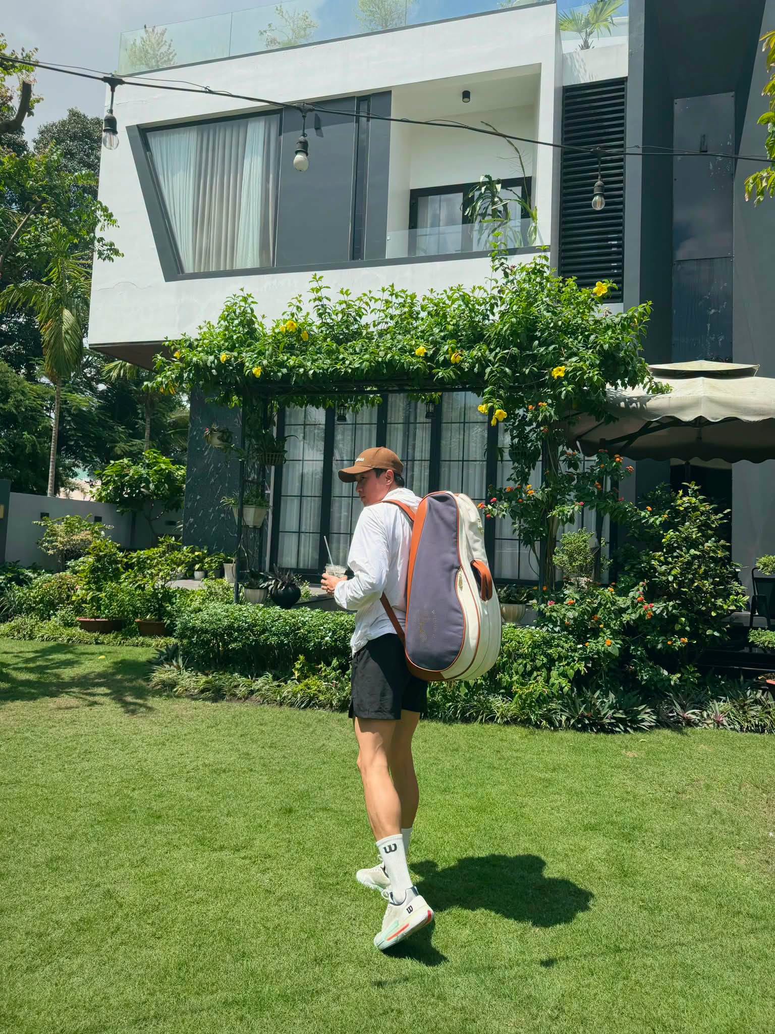 Nhờ kinh doanh thành công, Quốc Trường sở hữu cuộc sống giàu có với biệt thự vài chục tỷ và xe sang