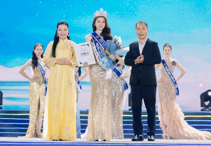 Giây phút đăng quang Á hậu 4 của người đẹp Cần Thơ.