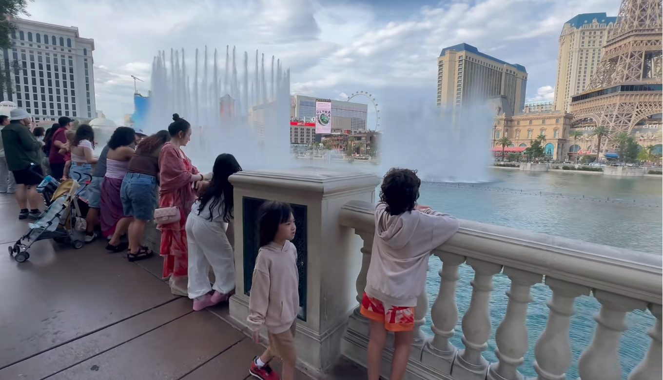 Vợ và 3 con Tuấn Hưng xem nhạc nước ở Las Vegas Strip.