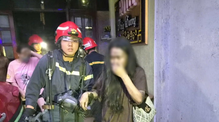 Cảnh sát đã giải cứu được 26 người ra ngoài an toàn, 7 người được đưa đến cơ sở y tế kiểm tra sức khỏe. (Ảnh: PC07, Công an TP.HCM)