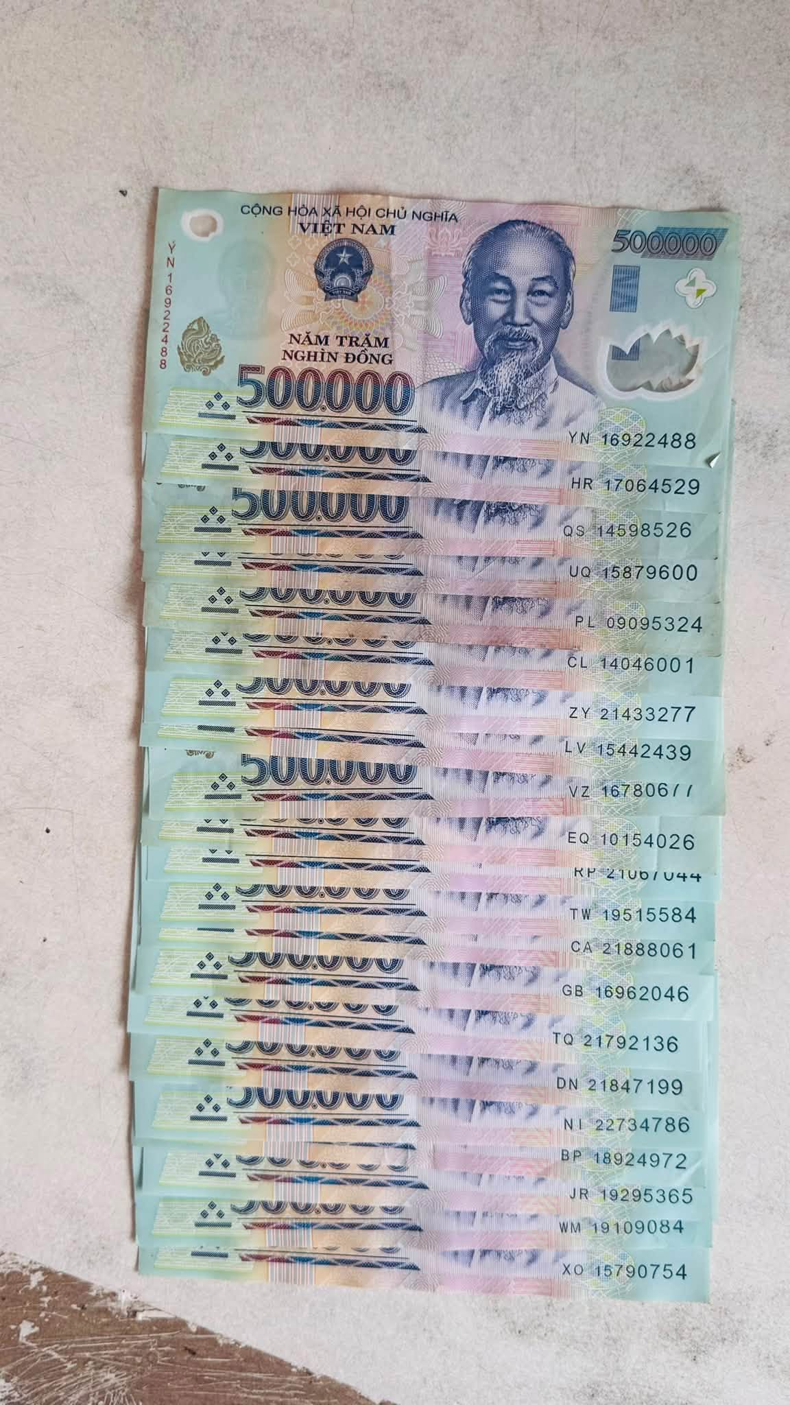 Số tiền mặt bị rơi trên đường
