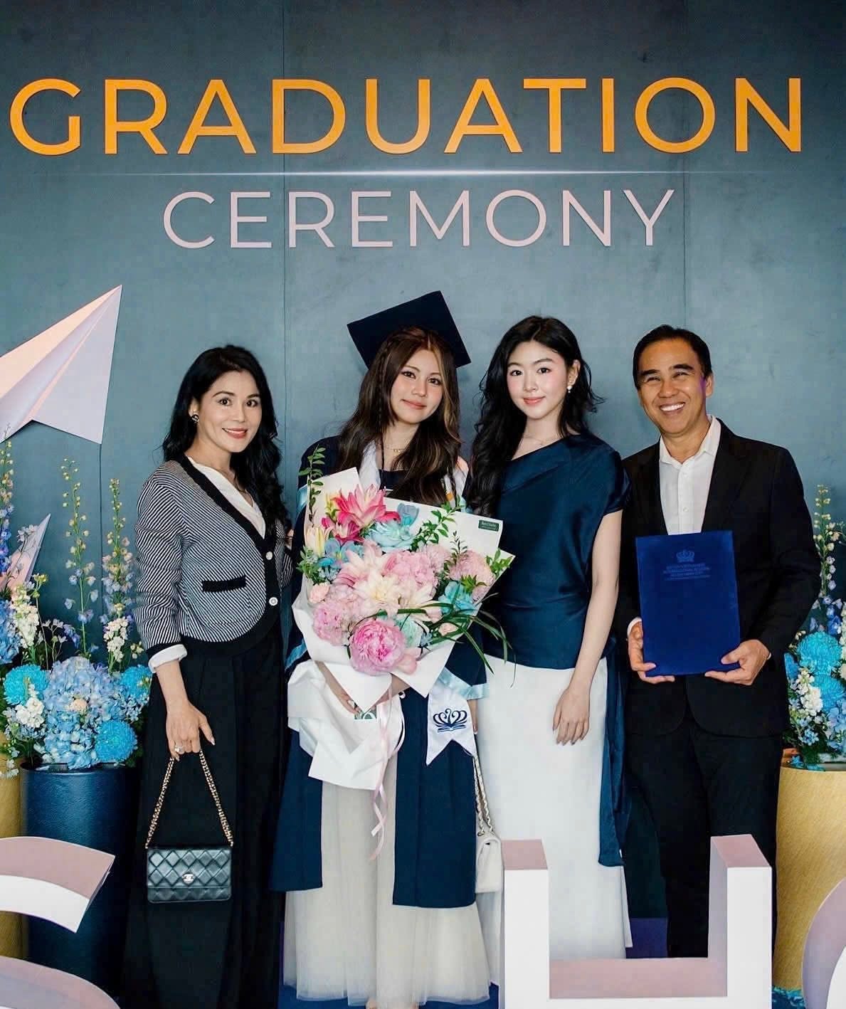 Gia đình Quyền Linh chúc mừng cô con gái út Hạt Dẻ tốt nghiệp THPT