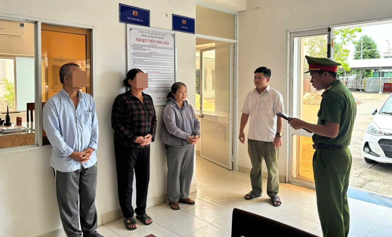 Công an đọc các quyết định với bị can - Ảnh: Công an Đà Nẵng