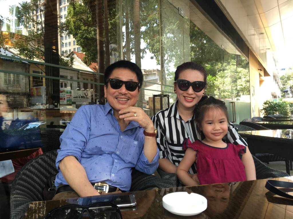 Cố nhạc sĩ Phú Quang bên cháu và con gái thứ 2.