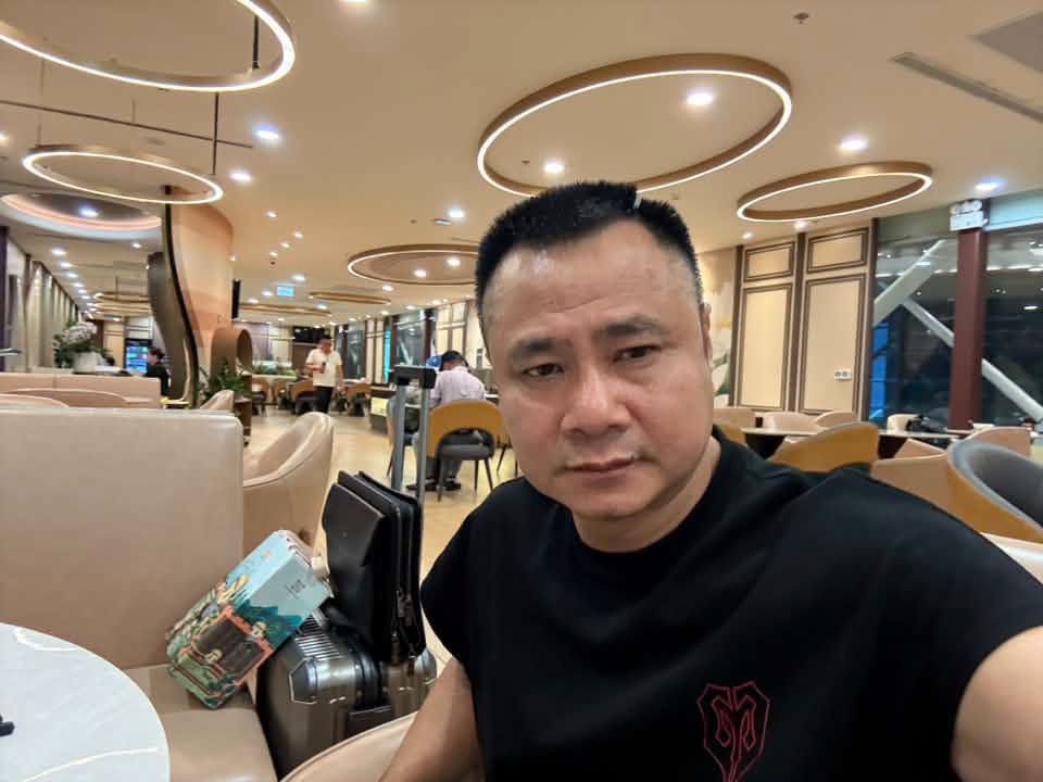 NSND Tự Long đăng ảnh anh đang ở sân bay lúc rạng sáng