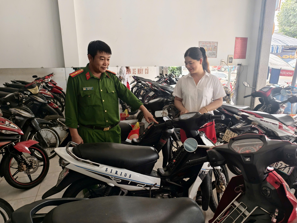 Cán bộ Công an xã Krông Bông kiểm tra phương tiện cầm cố tại cơ sở - Ảnh: Công an Đắk Lắk