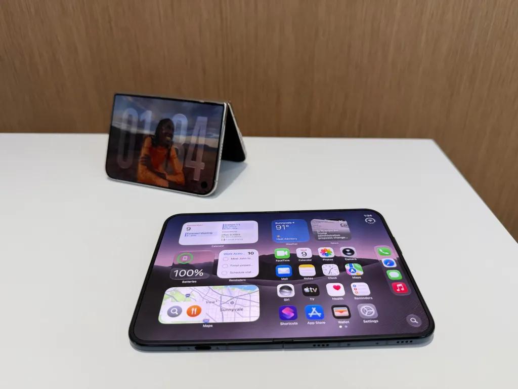   iPhone Duo, chiếc điện thoại gập đầu tiên của Apple, tự động điều chỉnh màn hình theo hướng xoay.   