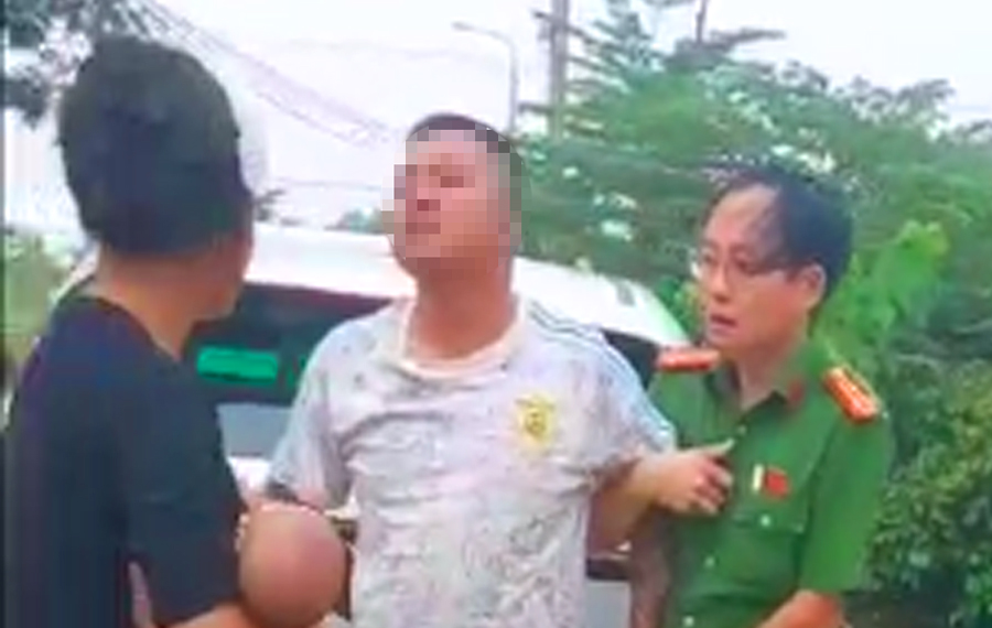 Tổ công tác kịp thời khống chế đối tượng - Ảnh: Công an Thanh Hóa