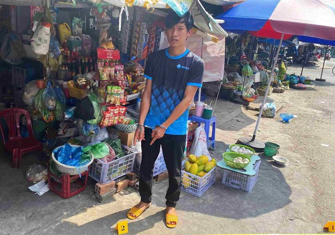 Đối tượng Hồ Ngọc Luân thực nghiệm lại hành vi sử dụng tiền giả - Ảnh: Công an Lâm Đồng