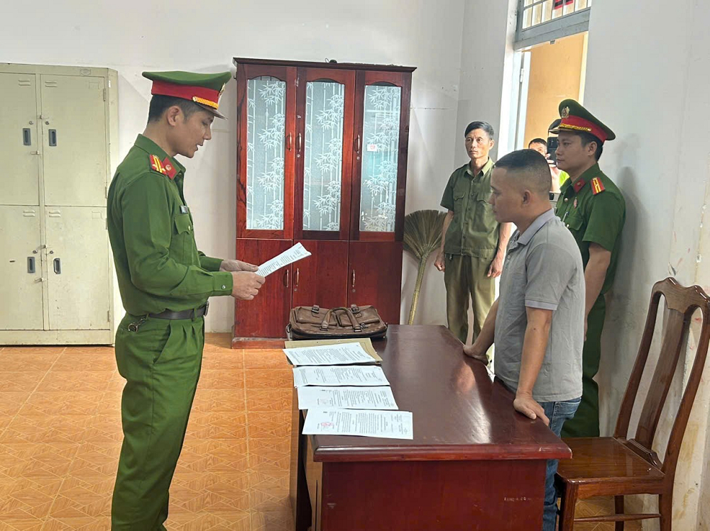 Cơ quan Cảnh sát điều tra thi hành quyết định, lệnh bắt bị can để tạm giam đối với Nguyễn Văn Quân - Ảnh: Công an tỉnh Lâm Đồng