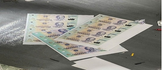 Tiền giả mệnh giá 500.000 đồng được thu giữ trong quá trình điều tra vụ án - Ảnh: Công an Lâm Đồng