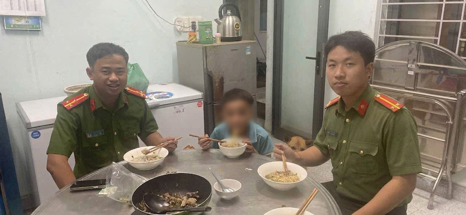 Công an xã Phước Năng (thành phố Đà Nẵng) đón A Quốc về trụ sở cùng ăn tối. (Nguồn: Công an xã Phước Năng)