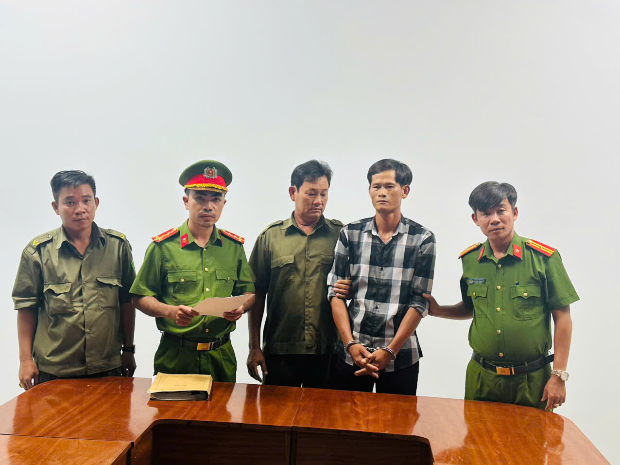 Cơ quan Cảnh sát điều tra thi hành Lệnh bắt bị can để tạm giam đối với Nguyễn Công Thắng - Ảnh: Công an Lâm Đồng