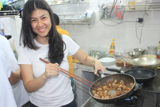 Sau biến cố, từ một minh tinh màn bạc, Kim Thư phải đi bán xôi cua, bán đồ ăn mưu sinh