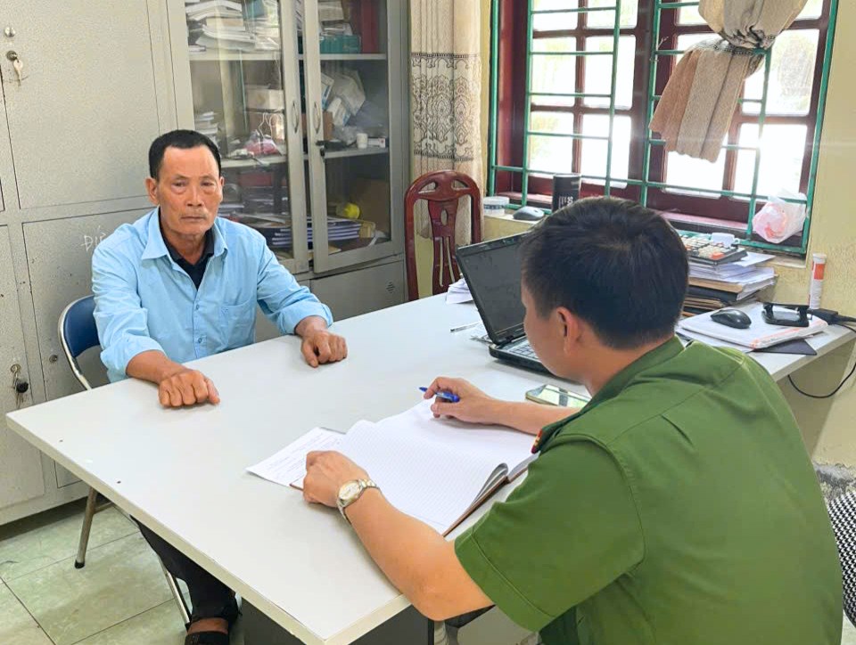 Đối tượng bị truy nã Nguyễn Đức Khiêm đến trụ sở Công an xã Nam An Phụ đầu thú - Ảnh: Công an Hải Phòng