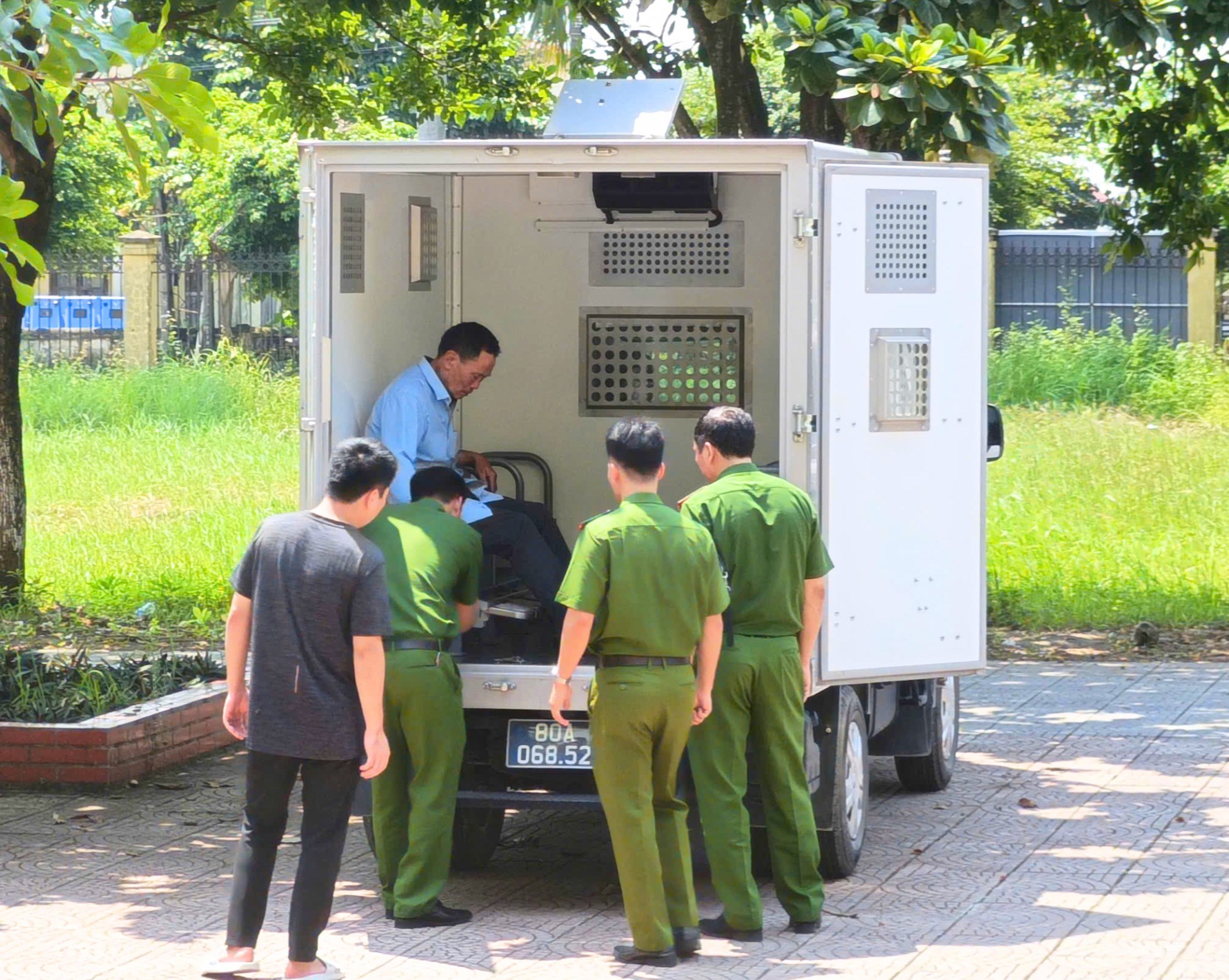 Cán bộ Công an xã Nam An Phụ bàn giao đối tượng bị truy nã Nguyễn Đức Khiêm cho trại giam Hoàng Tiến - Ảnh: Công an Hải Phòng