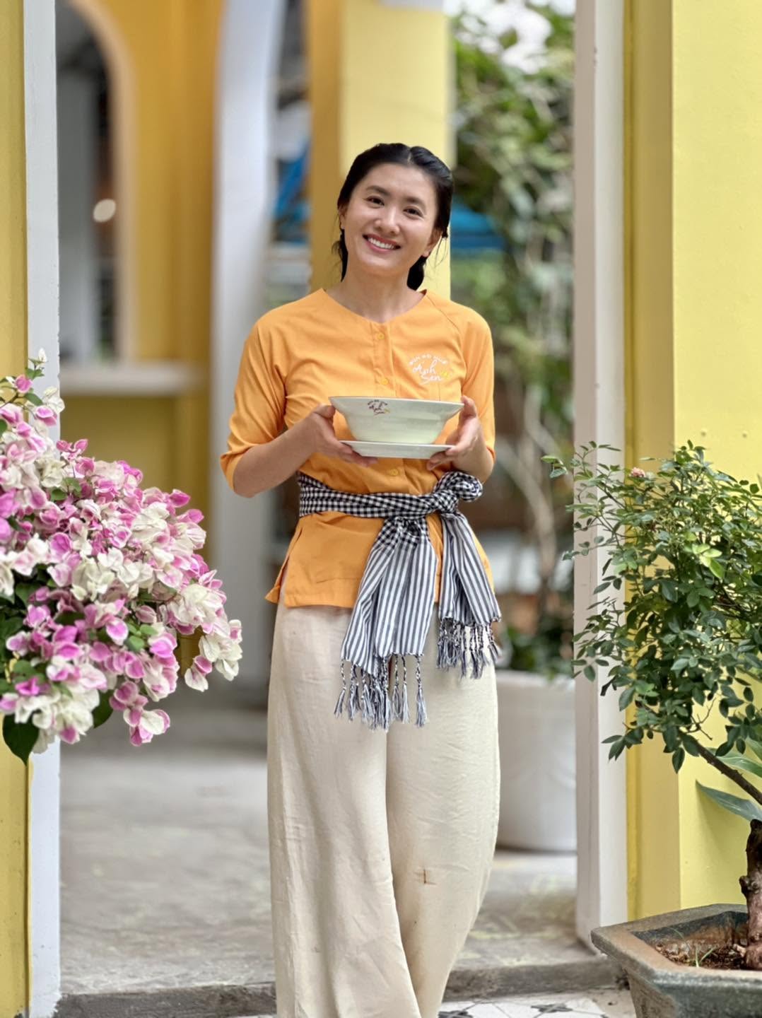 Nguyệt Ánh tự tay bưng bê, phục vụ khách tại quán của mình