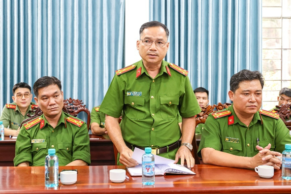 Thượng tá Dương Chí Thành, Phó Trưởng phòng Cảnh sát hình sự báo cáo tóm tắt quá trình trình triệt phá vụ án - Ảnh: Công an Cần Thơ