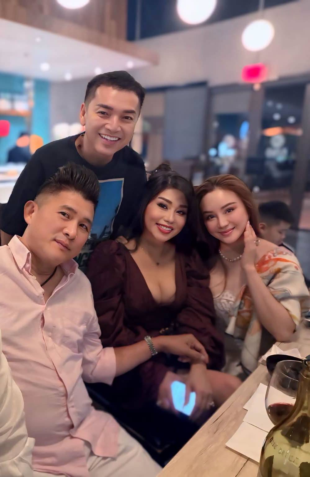 Vy Oanh hội ngộ nghệ sĩ Quang Minh và bạn bè ở Mỹ.