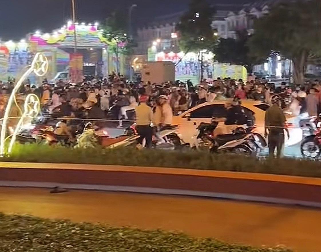 Người dân tập trung theo dõi vụ việc.