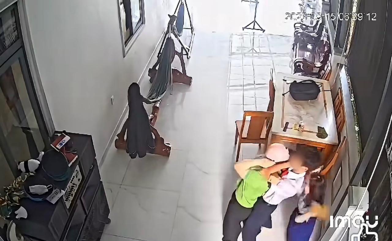 Camera trong gia đình đã ghi lại diễn biến vụ việc. (Ảnh: Cắt từ clip)