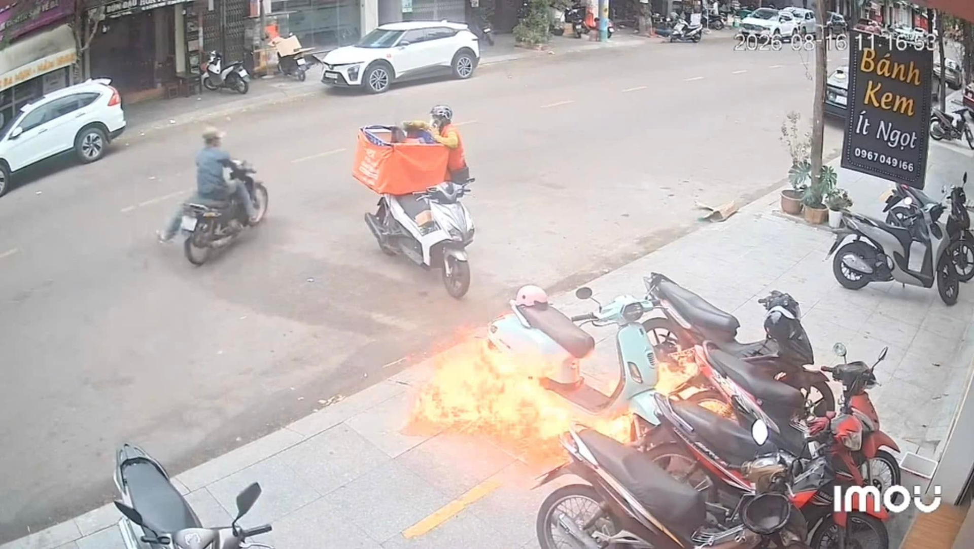 Hình ảnh Thiện thực hiện hành vi ném bom xăng trước cửa hàng bánh kem. (Ảnh cắt từ clip)