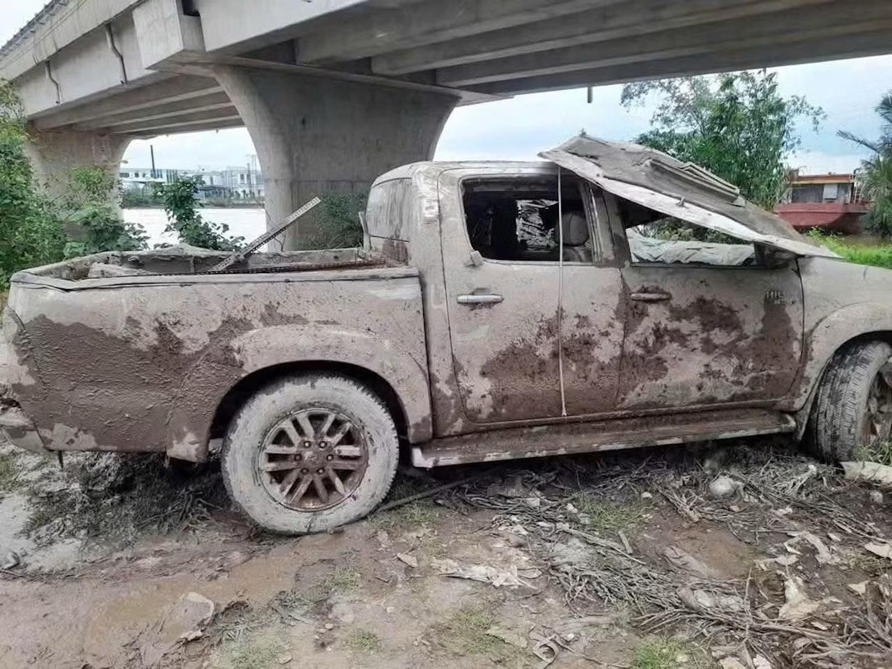 Chiếc xe bán tải được trục vớt lên bờ. (Ảnh: MXH)
