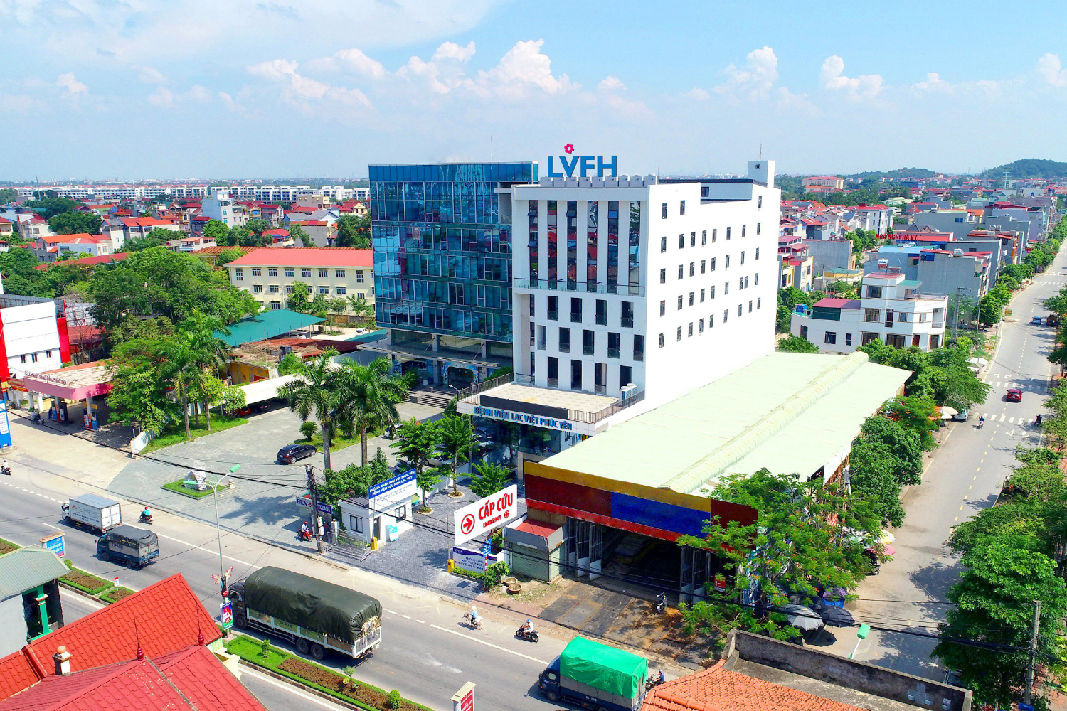 Dù chưa xác minh thông tin, gia đình chị A. đã kéo tới bệnh viện, phát livestream. (Ảnh: Bệnh viện Hữu nghị Lạc Việt)